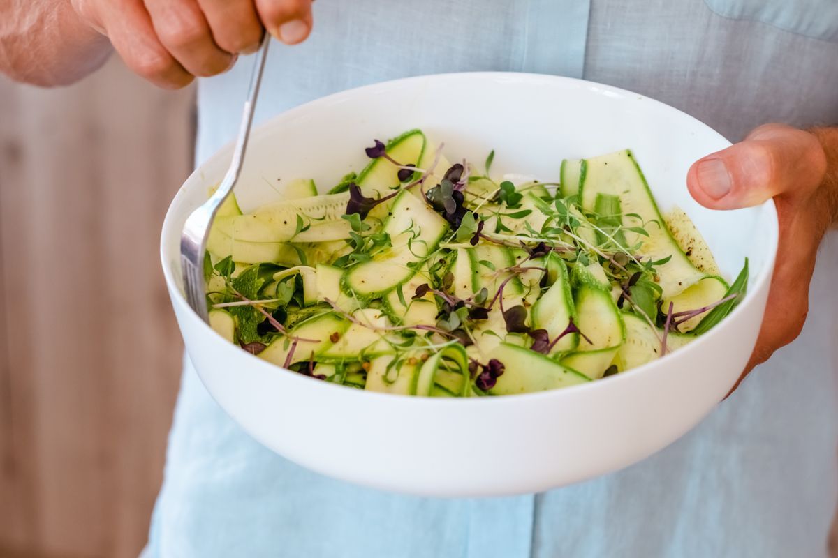 Der Knackige: Zucchinisalat mit Salzmandeln